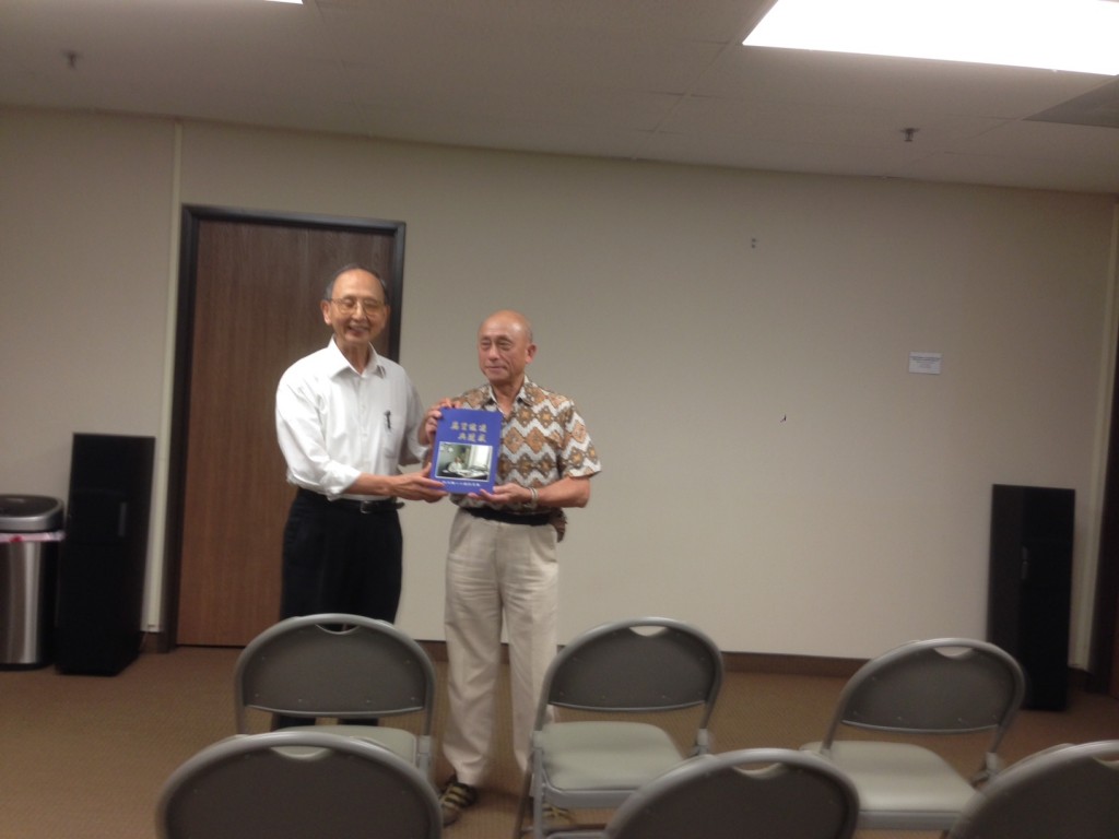 林洪謙醫師贈書給台美史料中心1