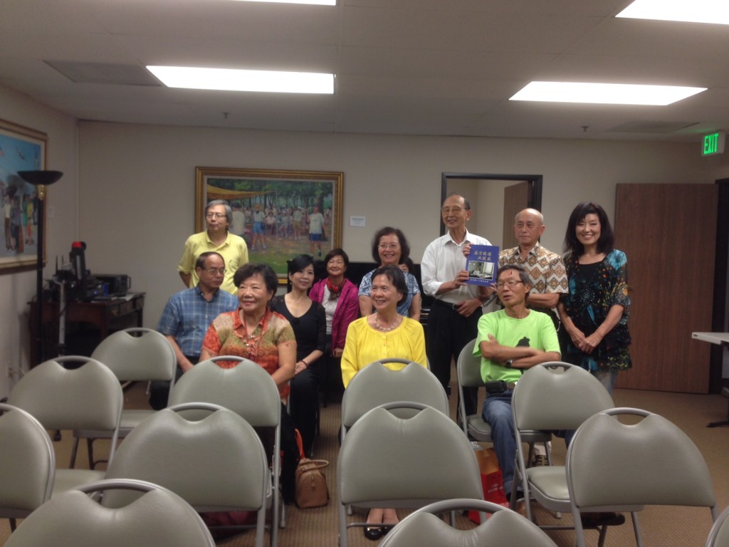 林洪謙醫師贈書給台美史料中心2