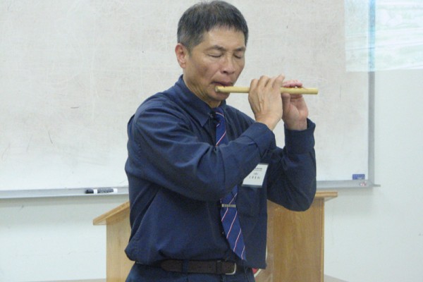 473-%e7%8e%8b%e8%8f%af%e6%9d%b1%e5%8d%9a%e5%a3%ab%e8%a1%a8%e6%bc%94%e5%90%b9%e5%a5%8f%e5%8f%b0%e7%81%a3%e8%be%b2%e6%9d%91%e7%9a%84%e7%ab%b9%e7%ac%9b%e3%80%82